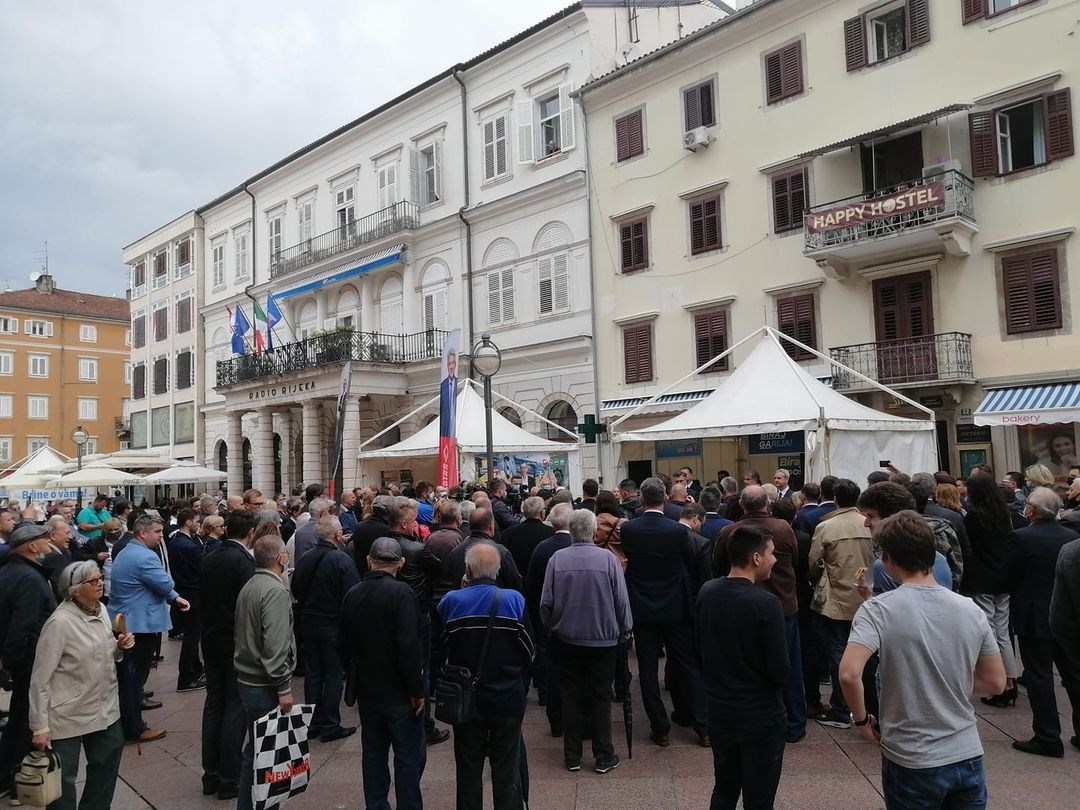 Ovo je Plenkovićev skup, nigdje maski i distance. Zbog ovog inače kažnjavaju ljude