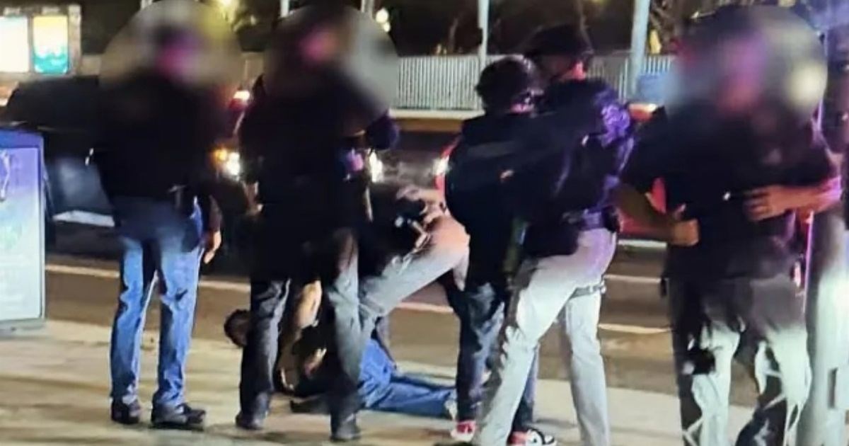 Objavljene fotke uhićenja Nicka Reinera nakon ubojstva roditelja