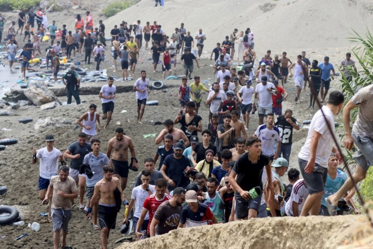 Maroko pustio migrante prema Ceuti. Španjolska danima imala upozorenja