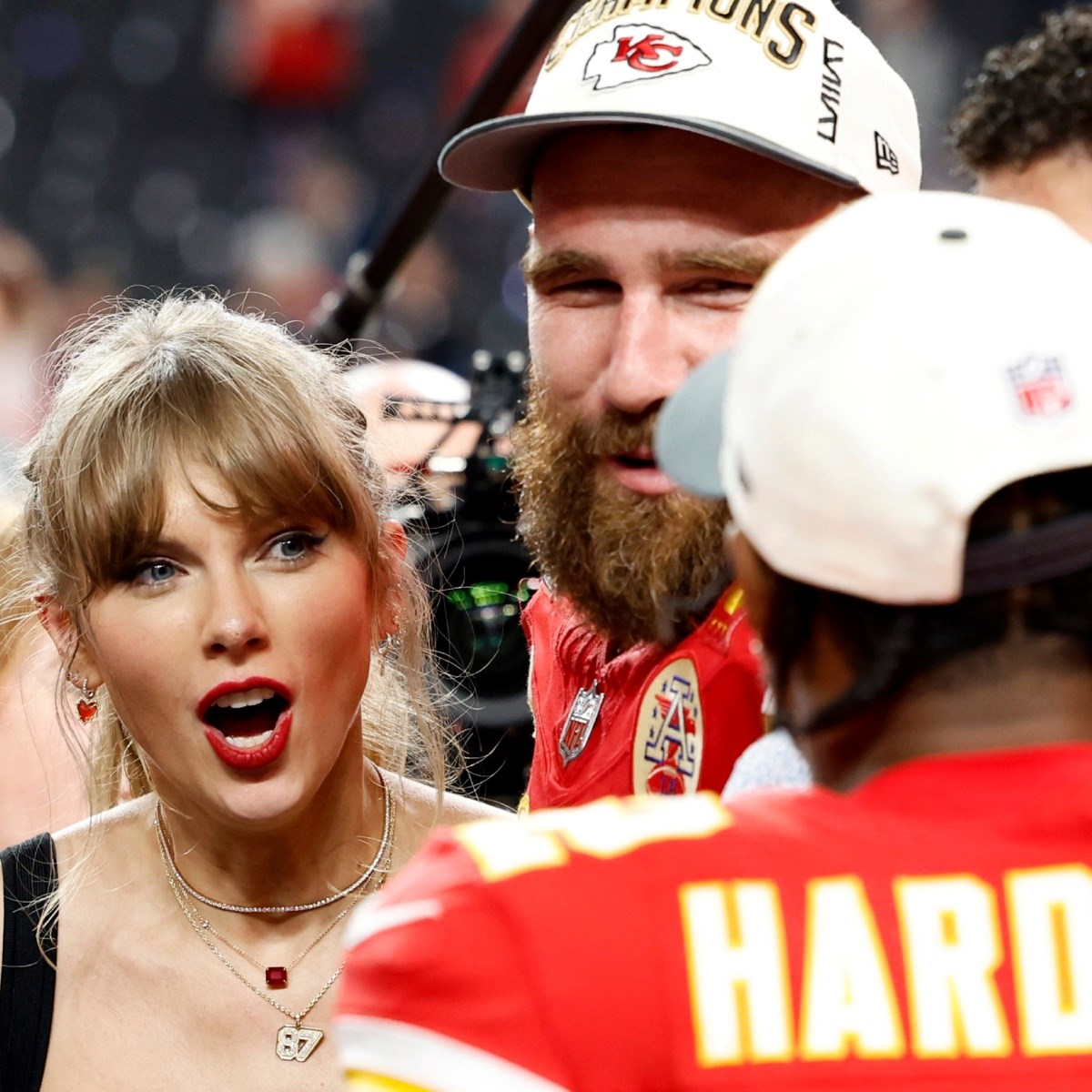 Dostavljač pokušao uručiti sudski poziv Taylor Swift, uhićen pred Travisovom kućom