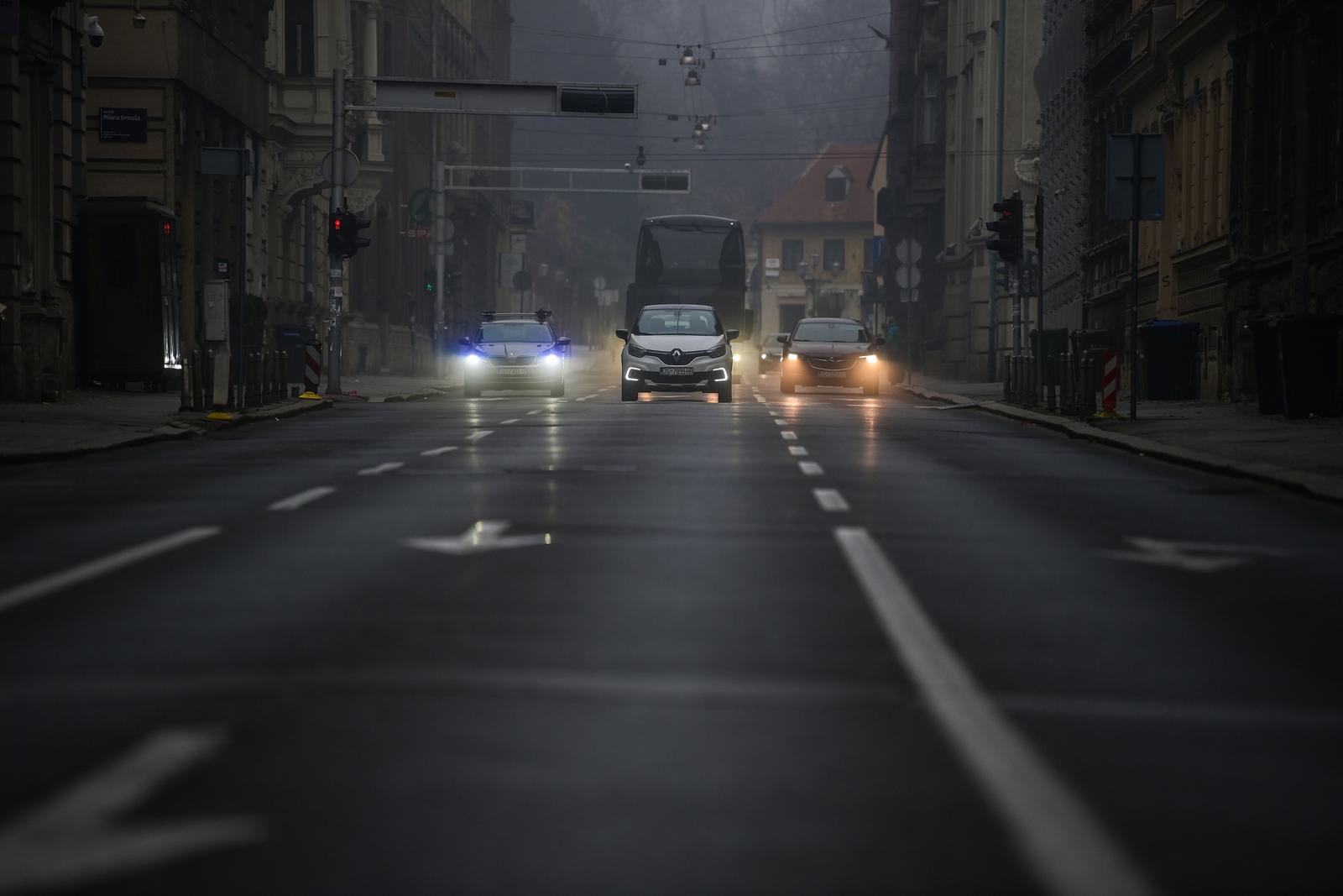 Pripazite. Magla smanjuje vidljivost, ceste su mokre