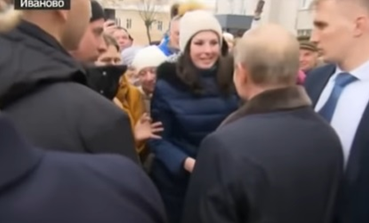 Mlada Ruskinja zaprosila Putina, pogledajte njegovu reakciju