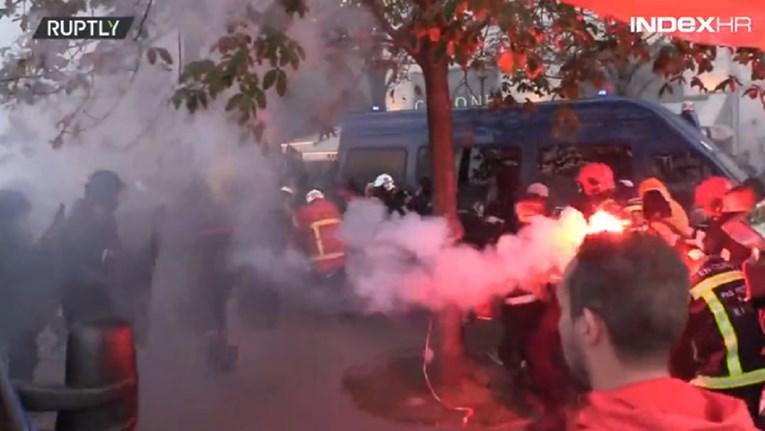 VIDEO Kaos u Parizu, potukli se policajci i vatrogasci