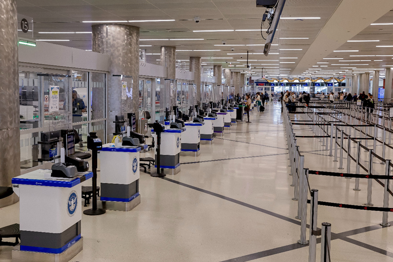 Amerika ostaje bez kontrole leta. Milijuni putnika pogođeni blokadom vlade