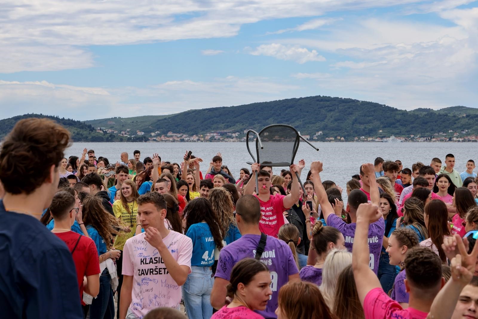 FOTO Ludijada u Zadru: Maturanti bacali stolice s rive, neki se i okupali