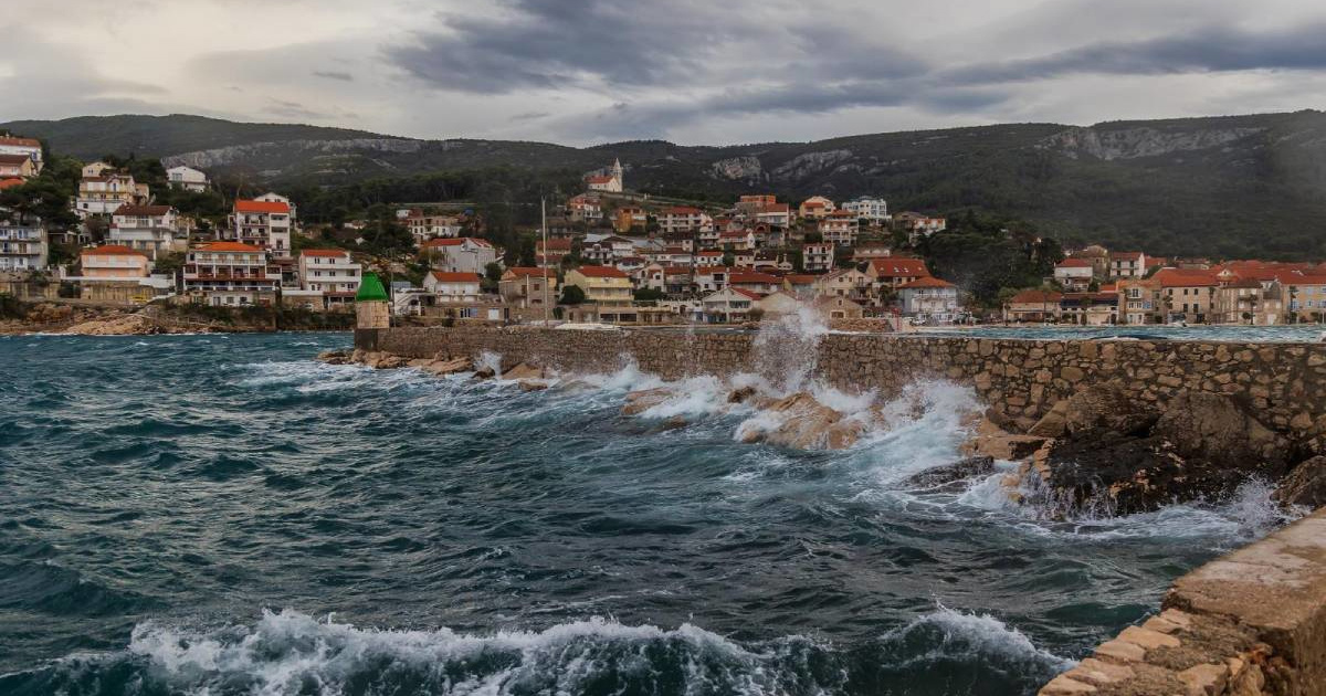 HAK: Zbog jakog vjetra uz obalu na snazi zabrane za određene skupine vozila