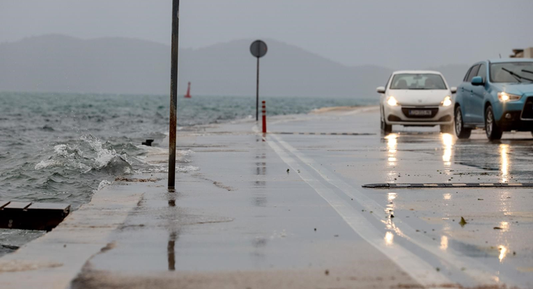 Ceste su mokre i skliske, mogući su odroni