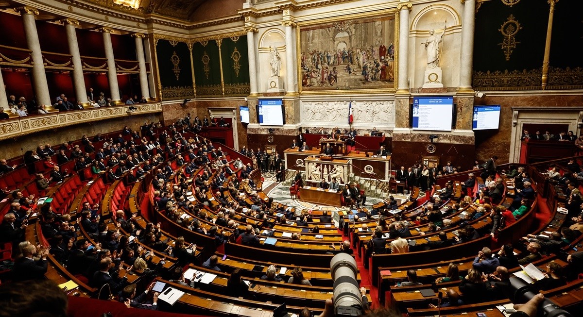 Francuski parlament sutra će srušiti vladu. Ljevica i krajnja desnica na istoj strani