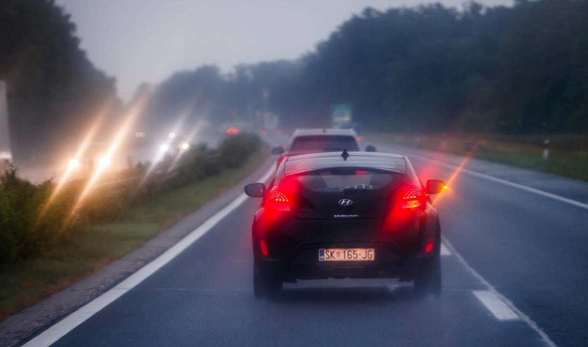 Ceste su u nekim područjima vlažne i skliske, upozorava HAK
