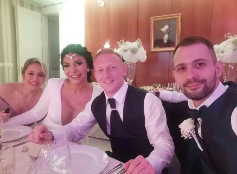 Nogometaš Osijeka oženio dugogodišnju djevojku, objavljene su fotke sa svadbe