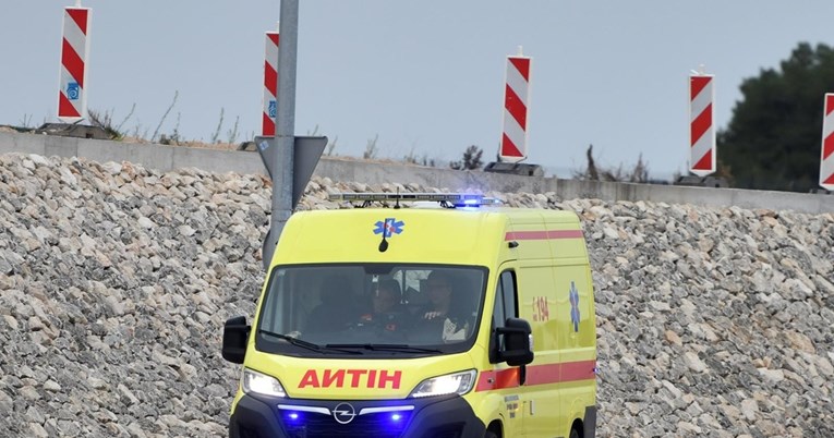 33-godišnjak izašao na balkon u Metkoviću pa pao preko ograde. Umro u bolnici