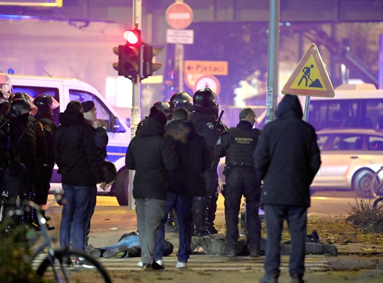 Policija: U sinoćnjem napadu Hajdukovih navijača ozlijeđeno 8 policajaca
