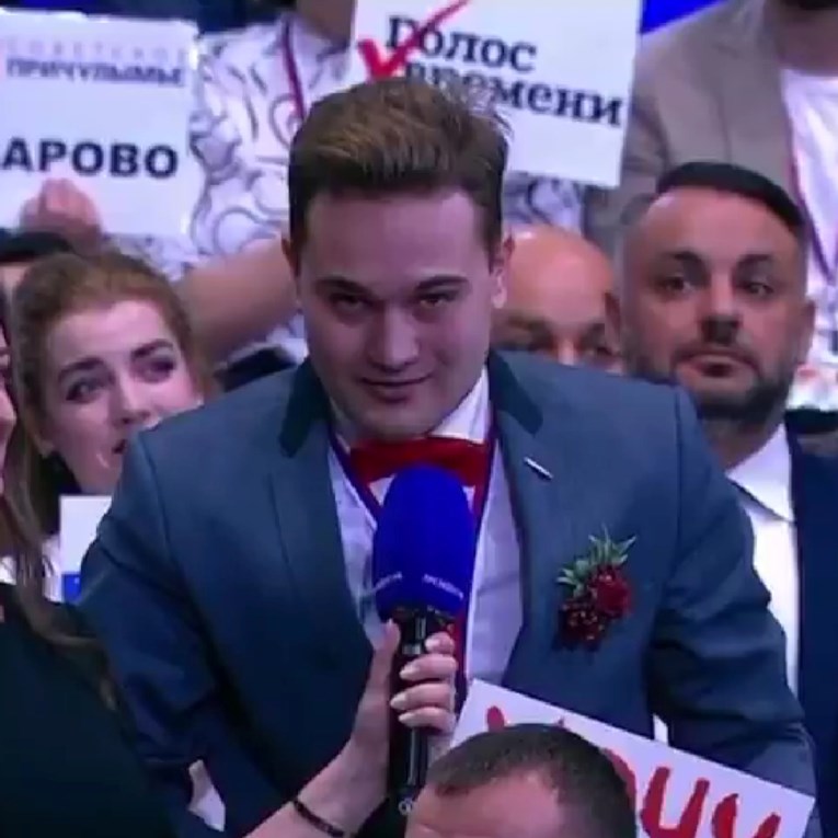 Tip zaprosio djevojku pred Putinom, ljudi: "Kakav cirkus"