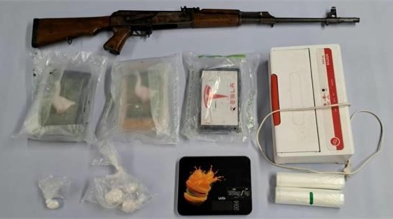 VIDEO Policija u Sinju zaplijenila 3.5 kilograma kokaina i snajper