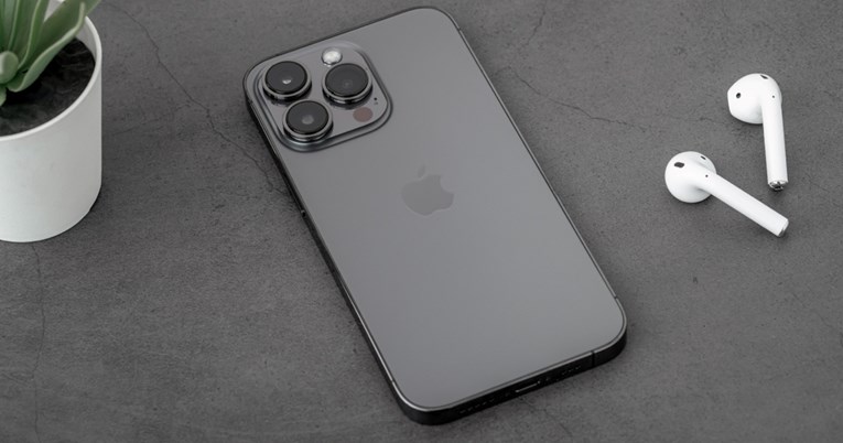 Bloomberg: iPhone 17 Air korak je prema tanjim modelima bez priključaka