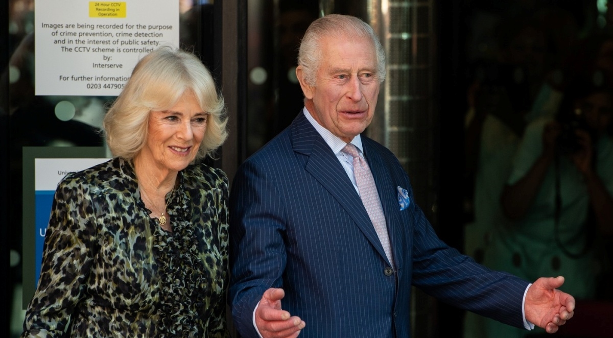 Kralj Charles vratio se javnim dužnostima, Camilla stigla u leopard haljini