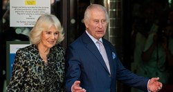 Kralj Charles vratio se javnim dužnostima, Camilla stigla u leopard haljini