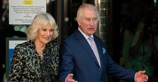 Kralj Charles vratio se javnim dužnostima, Camilla stigla u leopard haljini