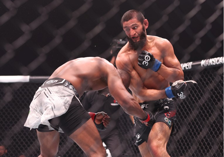 Američki vojni veteran prišao UFC borcu. On ga šutnuo nogom u prsa