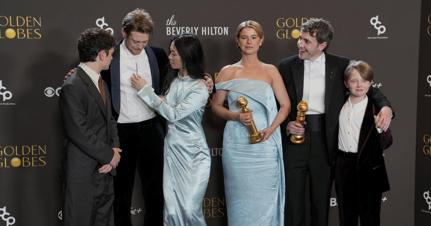 Joeu Alwynu pukla košulja dok je slavio pobjedu filma Hamnet na Globusima