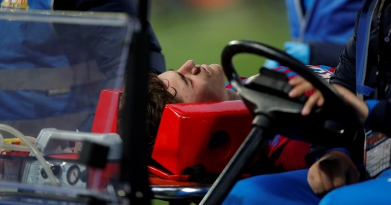 Gavi se srušio nakon što je pogođen loptom u glavu na utakmici. Završio je u bolnici