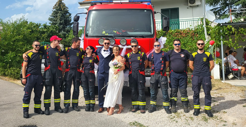 Vatrogasci iz Bilica svog kolegu ispratili na vjenčanje: "Sretno i spretno u braku"