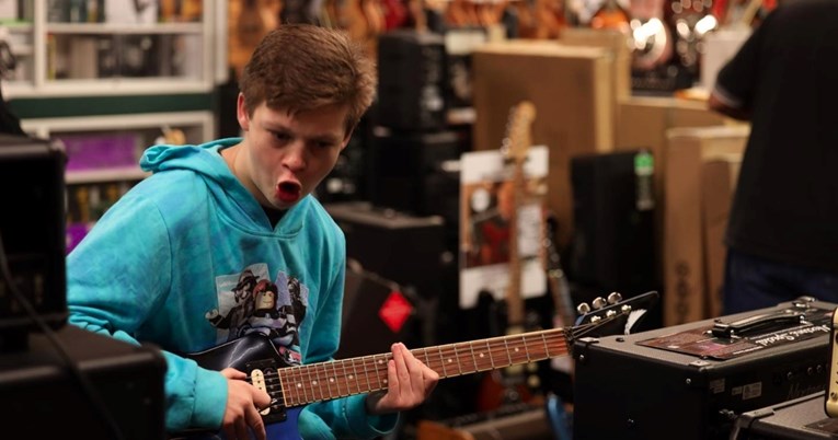 Anonimni kupac glazbene trgovine dječaku s rijetkim sindromom poklonio čuvenu gitaru