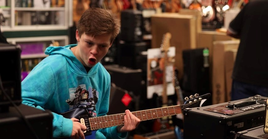 Anonimni kupac glazbene trgovine dječaku s rijetkim sindromom poklonio čuvenu gitaru