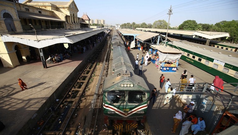 Tri muškarca optužena za silovanje žene u vlaku u Pakistanu