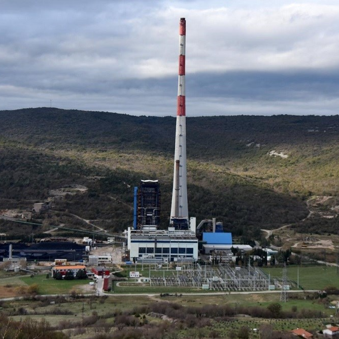 Netko se popeo na 340 metara visok dimnjak Plomina. Navodno još nije sišao