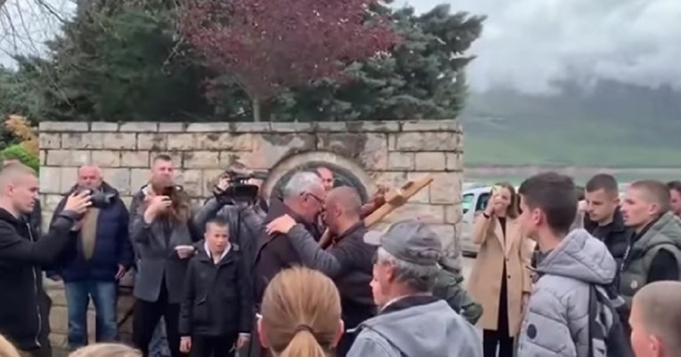 Mladić iz BiH hodao 1000 km s križem: "Opraštamo muslimanima i molimo ih za oprost"