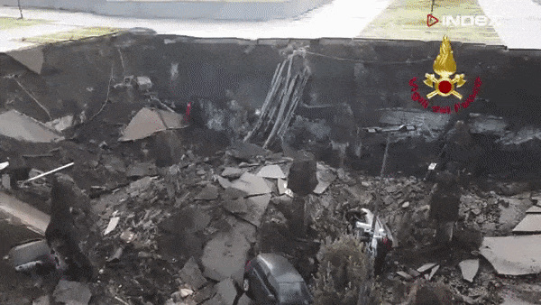 VIDEO Otvorila se ogromna rupa na parkingu covid-bolnice u Napulju