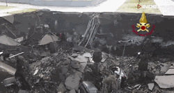 VIDEO Otvorila se ogromna rupa na parkingu covid-bolnice u Napulju