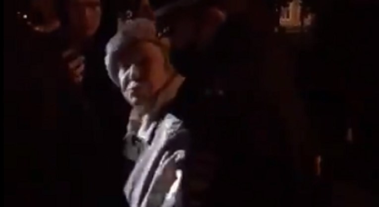 VIDEO Starija Ruskinja se svađa s policijom: "Vi ste kriminalci. Evo, privedite me"