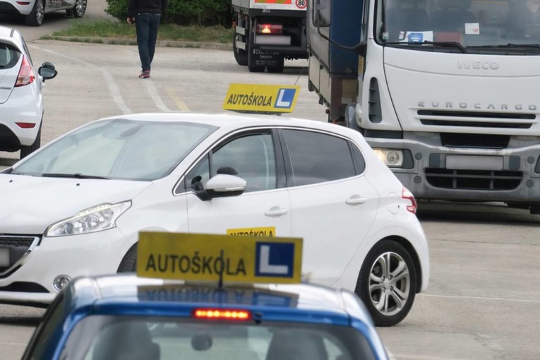 Instruktorica u Splitu mladiću upisala lažne sate vožnje. Oboje u pritvoru