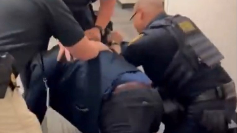 Demokratskog senatora izbacili s presice ministrice. Srušili ga i stavili mu lisice