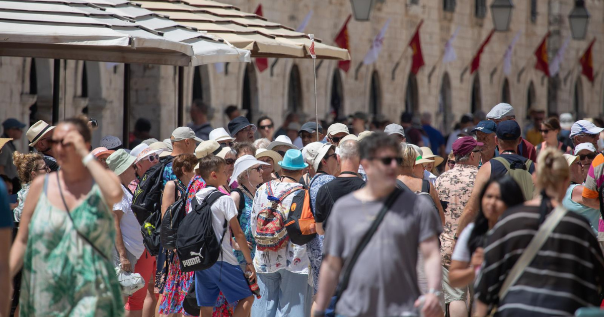 FOTO Turistima vrućine u Dubrovniku ne smetaju, grad je krcat