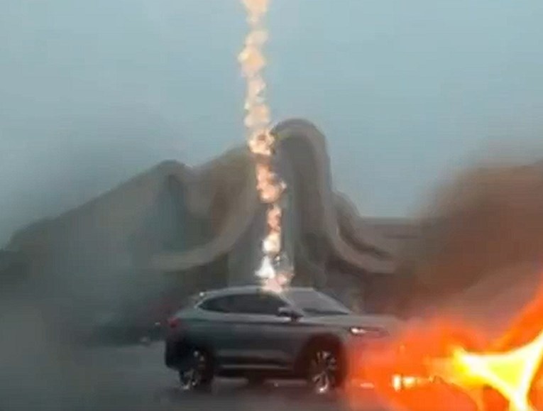 VIDEO Grom triput udario u BYD-ov električni auto, vozač neozlijeđen