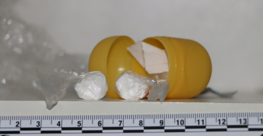 FOTO Policija pronašla hrpu droge u stanu u Zagrebu. Kokain skrivali u kinder jajetu