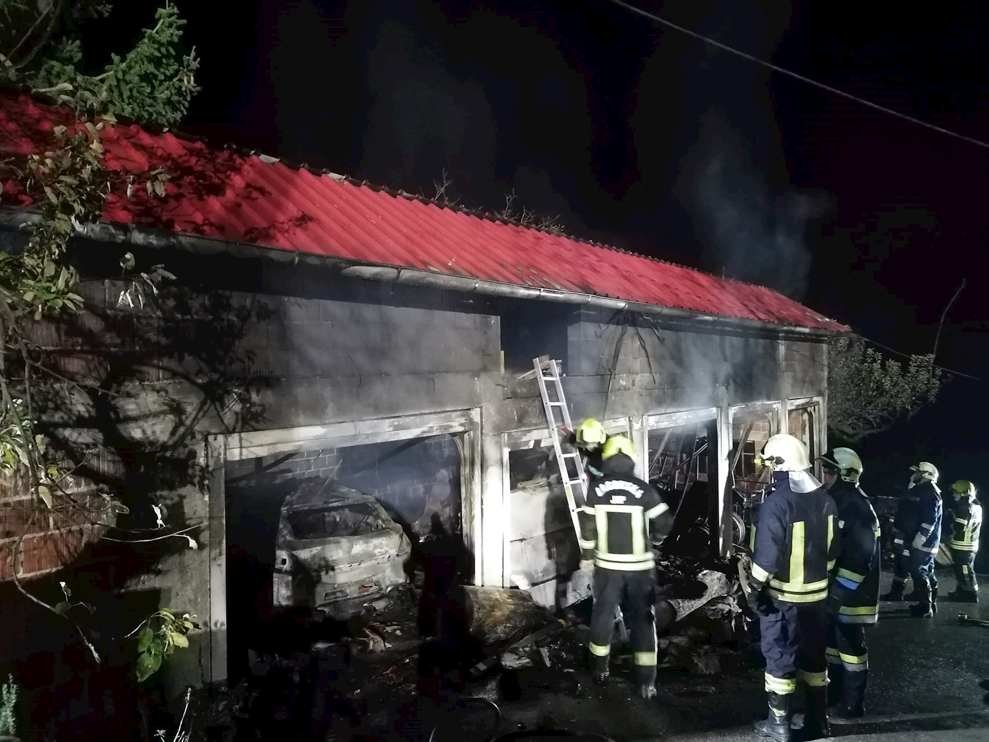 FOTO U požaru u Zagorju izgorjeli auto, dva traktora i mnoge druge stvari