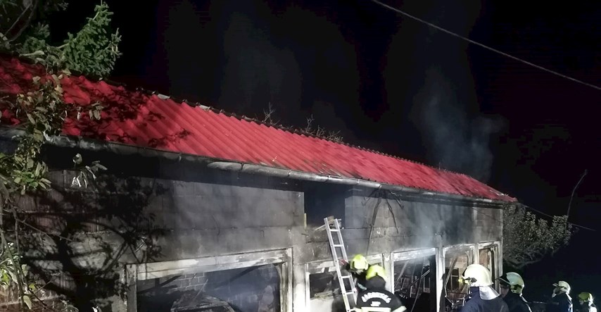 FOTO U požaru u Zagorju izgorjeli auto, dva traktora i mnoge druge stvari
