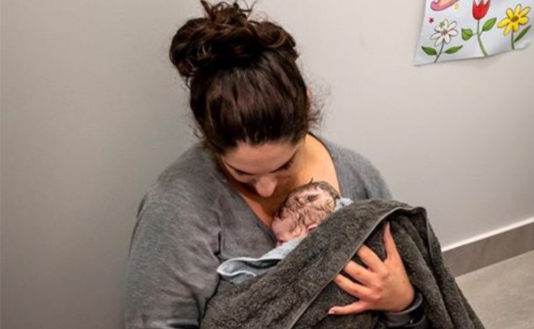 Bebi se žurilo: Mama rodila na podu kupaonice iako joj vodenjak nije puknuo