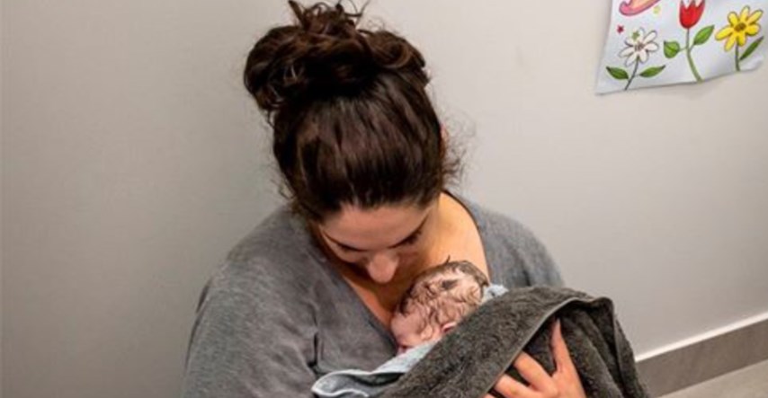 Bebi se žurilo: Mama rodila na podu kupaonice iako joj vodenjak nije puknuo