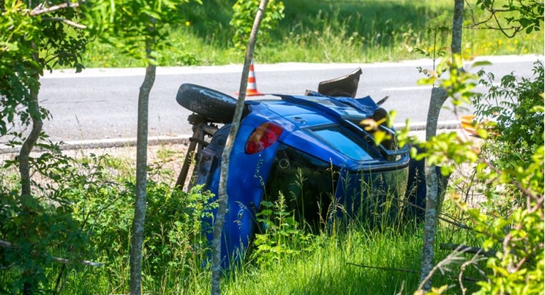 Na Velebitu auto sletio s ceste, poginula žena