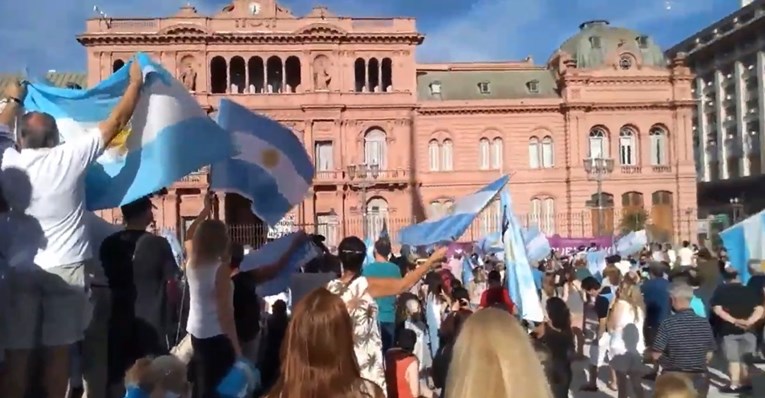 U Argentini tisuće prosvjeduju zbog cijepljenja preko reda, ministar dao ostavku