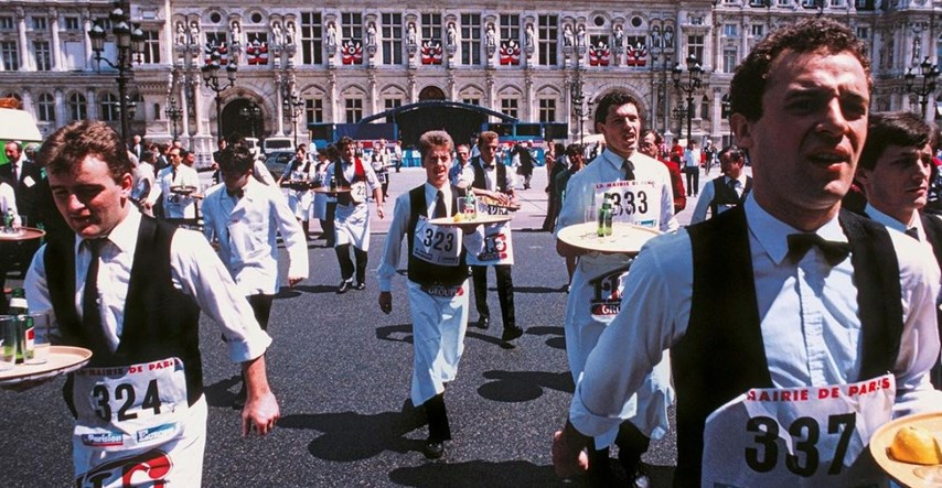 U Parizu održana utrka konobara, 2 kilometra morali nositi pladanj pun hrane i pića