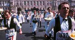 U Parizu održana utrka konobara, 2 kilometra morali nositi pladanj pun hrane i pića