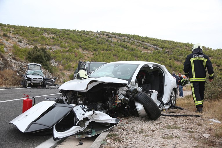 Teška nesreća tri auta na Jadranskoj magistrali, čovjek poginuo. Auti su uništeni