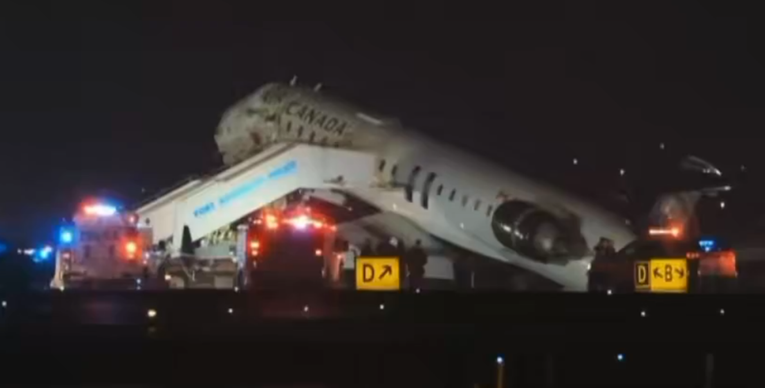 VIDEO U sudaru aviona i vozila na pisti u New Yorku poginuli pilot i kopilot