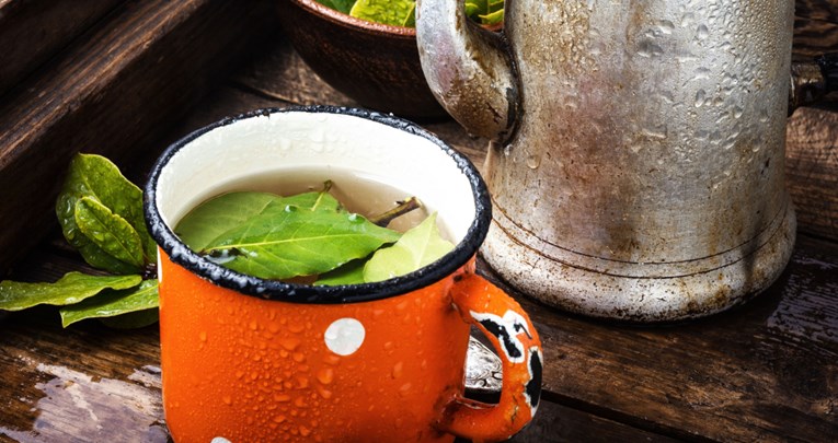Bakini recepti: Ovaj čaj ekspresno pomaže kod grlobolje i kašlja